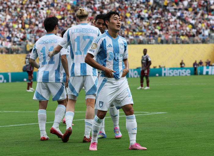  Lee Jin-hyun, who kept his promise, scored one goal and helped one → Crazy left foot resurrection succeeded...