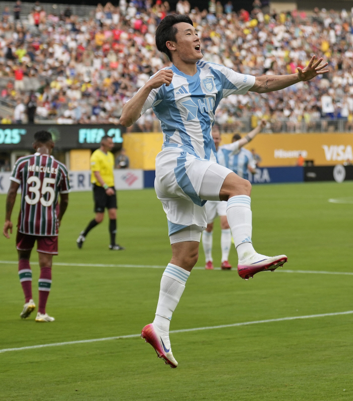  Shoulder injury → Um Won-sang, a guard, is sorry for one goal and one assist the reason why one's head is down