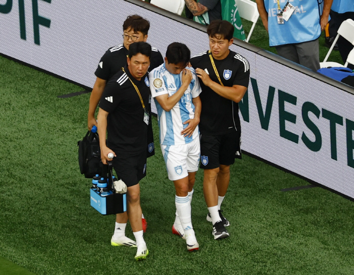  Shoulder injury → Um Won-sang, a guard, is sorry for one goal and one assist the reason why one's head is down