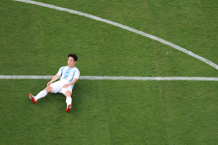  Shoulder injury → Um Won-sang, a guard, is sorry for one goal and one assist the reason why one's head is down