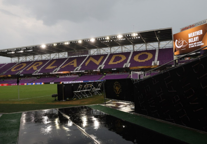 Soccer is baseball? 5 hours? Bad weather delayed the 4th game, the war against the weather of the Club World Cup...Heatwave is also an emergency, and preparation for the protection of Hong Myung-bo is essential