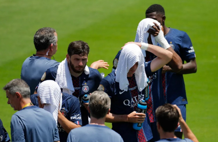 Soccer is baseball? 5 hours? Bad weather delayed the 4th game, the war against the weather of the Club World Cup...Heatwave is also an emergency, and preparation for the protection of Hong Myung-bo is essential