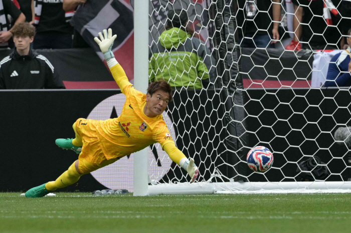 Nightmare of Extra Time Born 1986 Veteran GK Storm sobbing cruel result is unfair...supporters' tears in the upset defeat through
