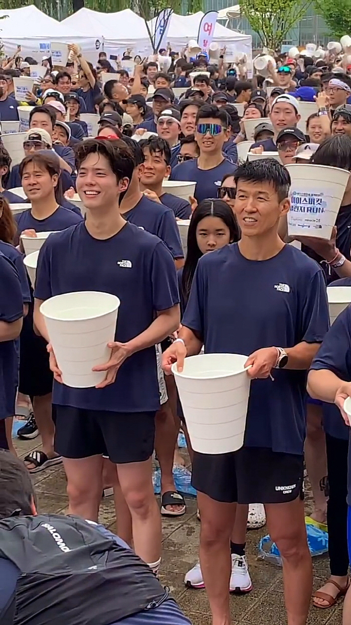 Park Bo-gum Join 2,000 Participants in Massive Ice Bucket Challenge Event