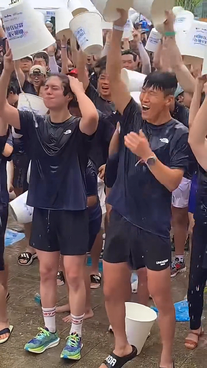 Park Bo-gum Join 2,000 Participants in Massive Ice Bucket Challenge Event