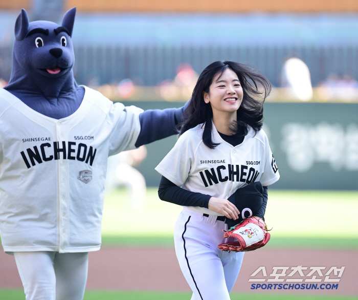  Actor Lee Joo Young's happy first pitch