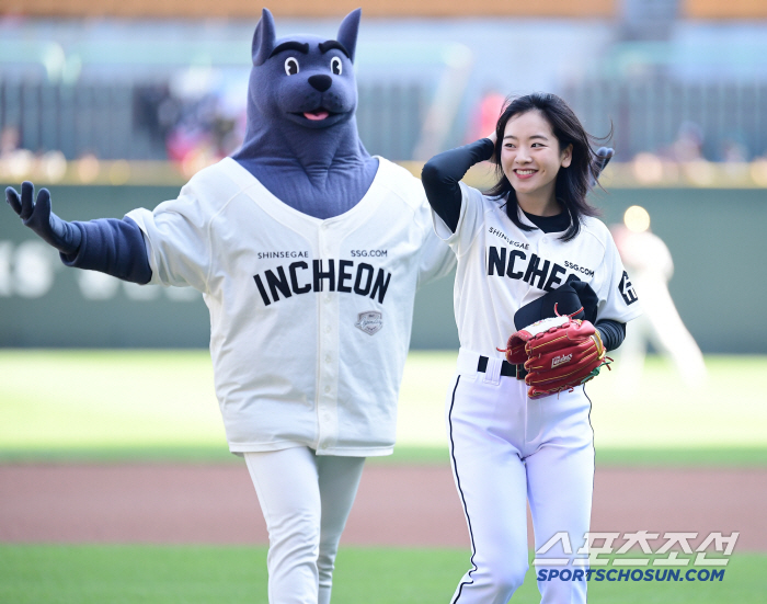  Actor Lee Joo-young's pleasant first pitch at Landers Field