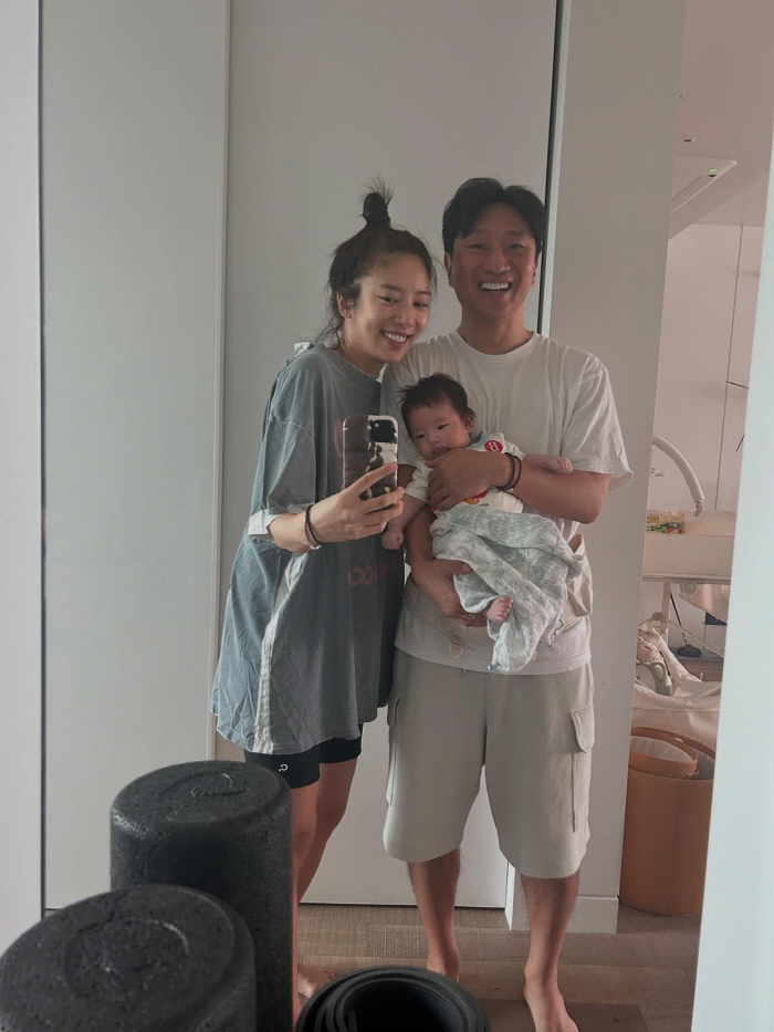 Son Dambi, it's only been 2 months since she gave birth. She's more beautiful when she's with her daughter, Lee Kyu-hyuk ♥