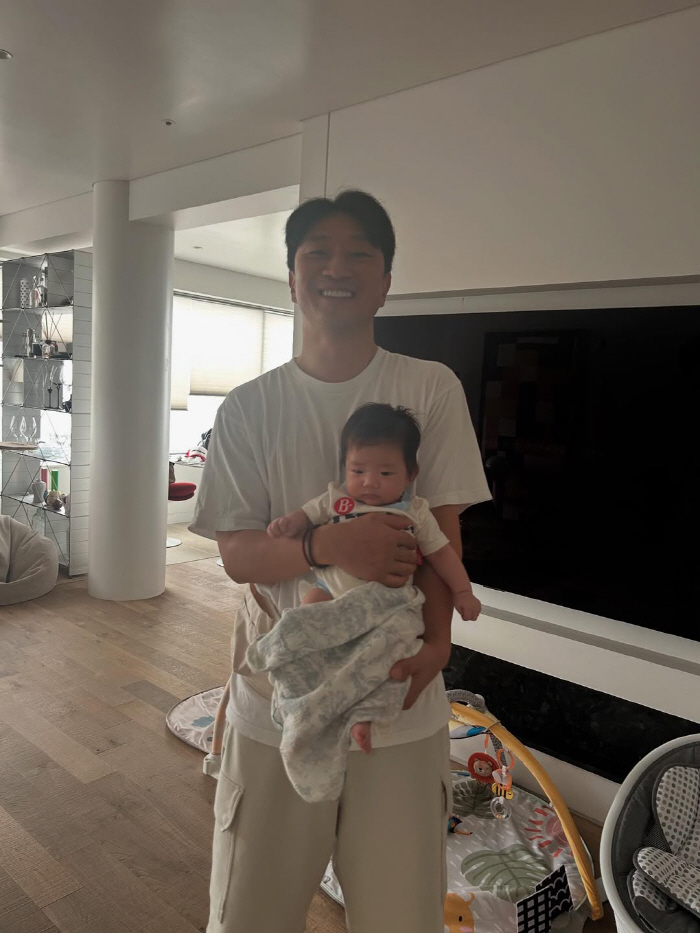 Son Dambi, it's only been 2 months since she gave birth. She's more beautiful when she's with her daughter, Lee Kyu-hyuk ♥