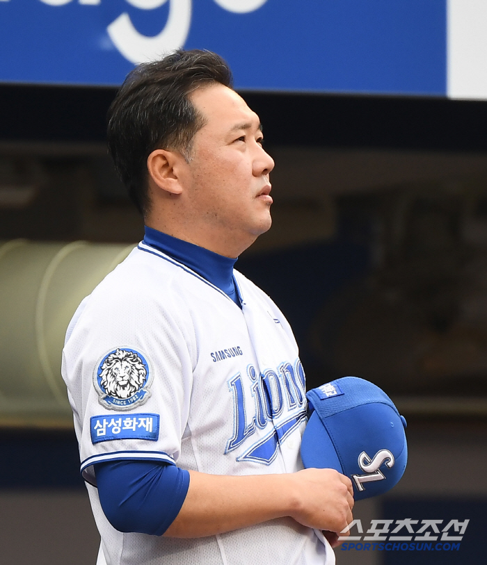 Team who played 2 bencle times, cautious but firm complaints...Kang Min-ho vs. the first base trial match. 