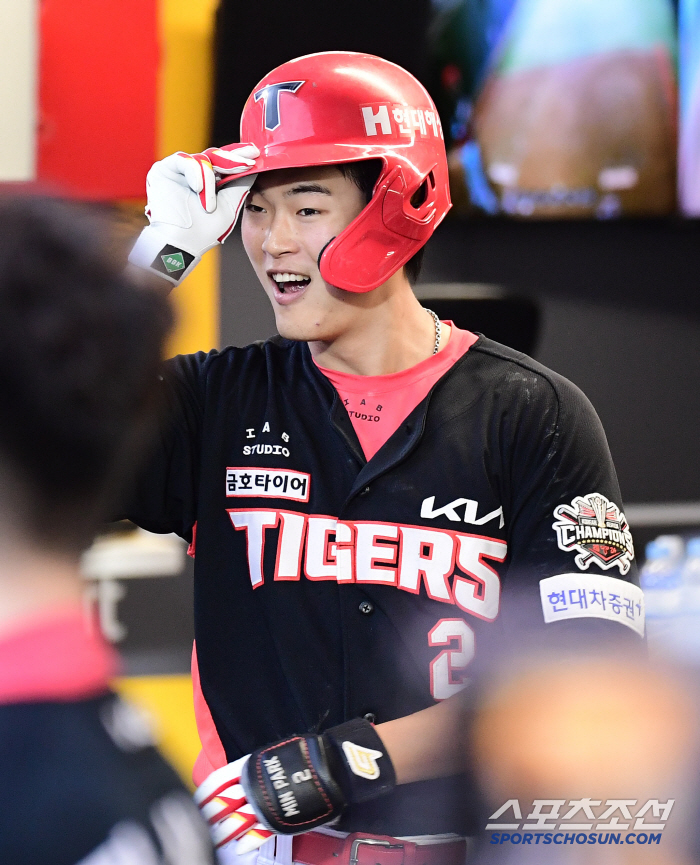 That's so mean. It's his first home run since his debut, but he smiles bitterly at his colleagues' indifference, and celebrates his first home run in his 6th year after his debut, a minute later