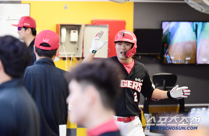 That's so mean. It's his first home run since his debut, but he smiles bitterly at his colleagues' indifference, and celebrates his first home run in his 6th year after his debut, a minute later
