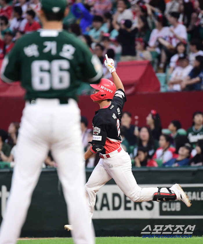 That's so mean. It's his first home run since his debut, but he smiles bitterly at his colleagues' indifference, and celebrates his first home run in his 6th year after his debut, a minute later