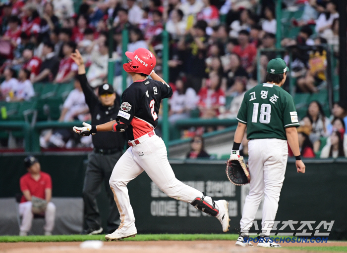 That's so mean. It's his first home run since his debut, but he smiles bitterly at his colleagues' indifference, and celebrates his first home run in his 6th year after his debut, a minute later