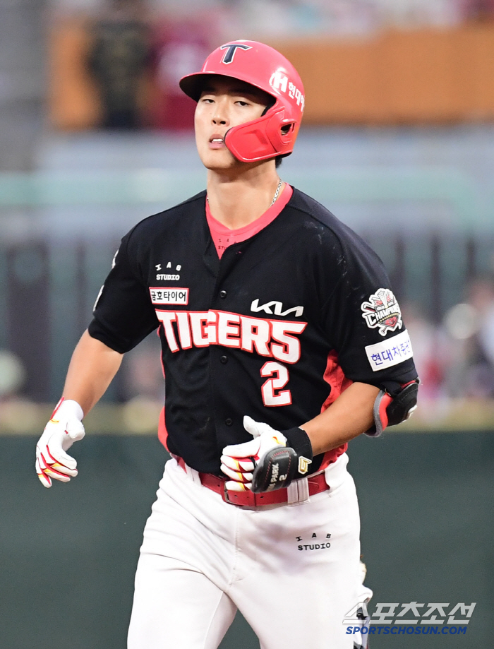 That's so mean. It's his first home run since his debut, but he smiles bitterly at his colleagues' indifference, and celebrates his first home run in his 6th year after his debut, a minute later