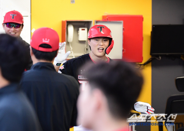 That's so mean. It's his first home run since his debut, but he smiles bitterly at his colleagues' indifference, and celebrates his first home run in his 6th year after his debut, a minute later