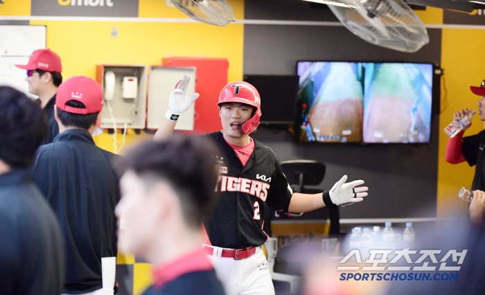 That's so mean. It's his first home run since his debut, but he smiles bitterly at his colleagues' indifference, and celebrates his first home run in his 6th year after his debut, a minute later