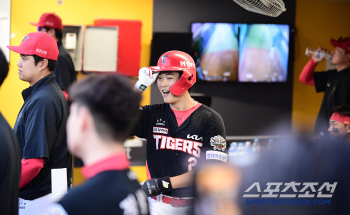 That's so mean. It's his first home run since his debut, but he smiles bitterly at his colleagues' indifference, and celebrates his first home run in his 6th year after his debut, a minute later