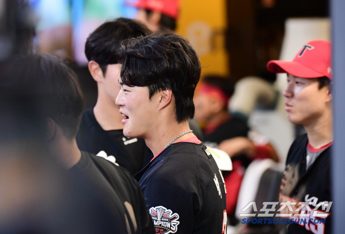 That's so mean. It's his first home run since his debut, but he smiles bitterly at his colleagues' indifference, and celebrates his first home run in his 6th year after his debut, a minute later