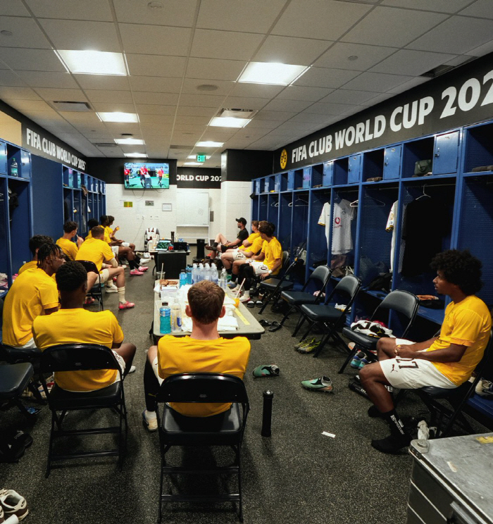 This is the sauna. This is the stadium. Dortmund replacements are taking shelter in the locker room to escape the heat of murder…Watching the game on TV Funny Happening