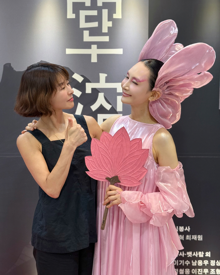 Ye Ji-won, senior Cha Si-ra, certification of watching a traditional dance drama in person...a glass of chicken and beer for after party
