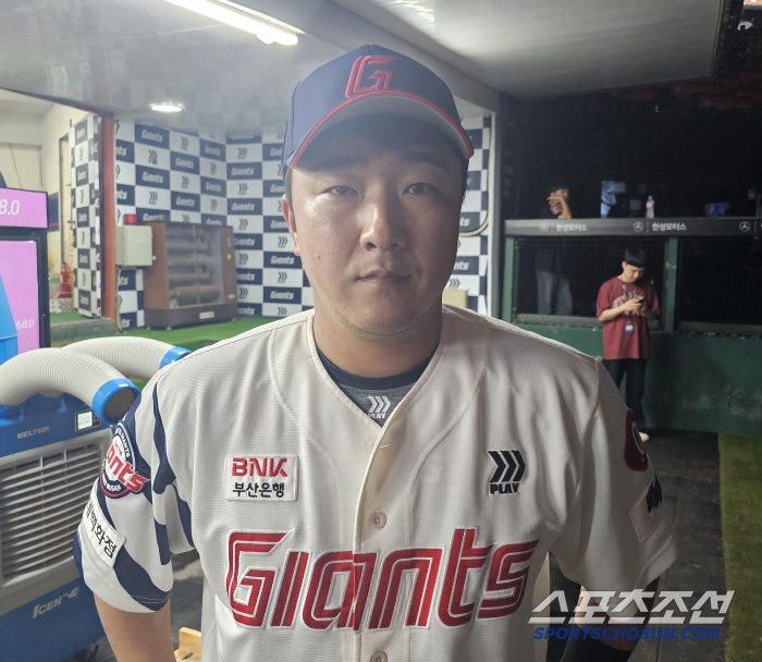 You can't leave your seat, it's not time to relax. Injured ward → In the middle of infinite competition...38-year-old veteran feels the weight of the first team. 