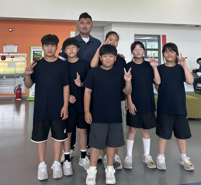Archery legend Woo-jin met Okcheon Lee Won-cho juniors who will visit Jincheon Training Center to communicate with the public.↑