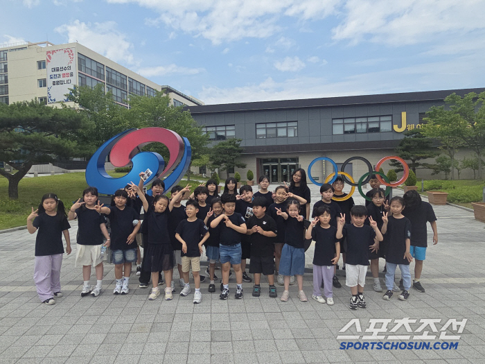 Archery legend Woo-jin met Okcheon Lee Won-cho juniors who will visit Jincheon Training Center to communicate with the public.↑