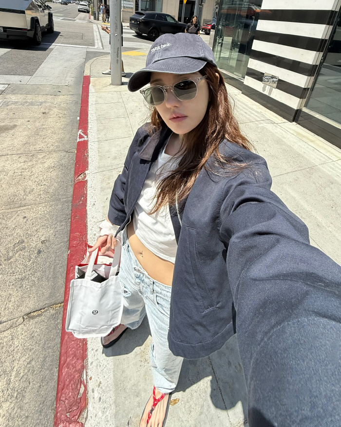 Are you 47 years old?Lee Ji-ah, flat belly without any fat → You look like MZ even with a hip style