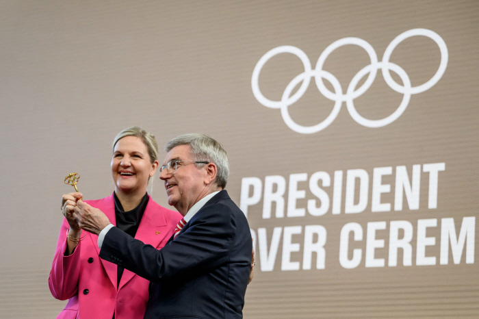 The coronation ceremony of Coventry, the first female head of the IOC, handed over by Chairman Bach