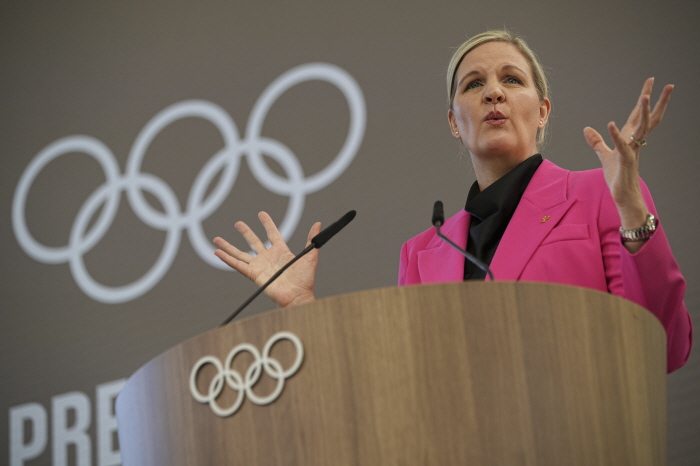 The coronation ceremony of Coventry, the first female head of the IOC, handed over by Chairman Bach