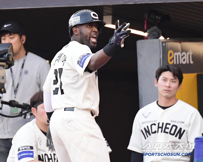 Herredia's abusive exit eventually sparked Nail's fire. Amid the confusion created by Herredia, a three-run home run was allowed to come from behind