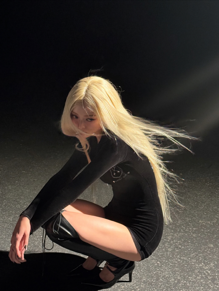 ITZY YUNA, a drastic change to blonde hair...He's so good looking again