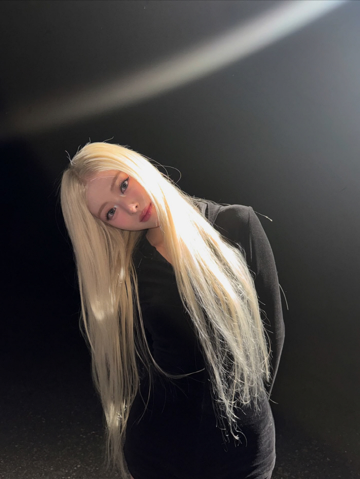 ITZY YUNA, a drastic change to blonde hair...He's so good looking again