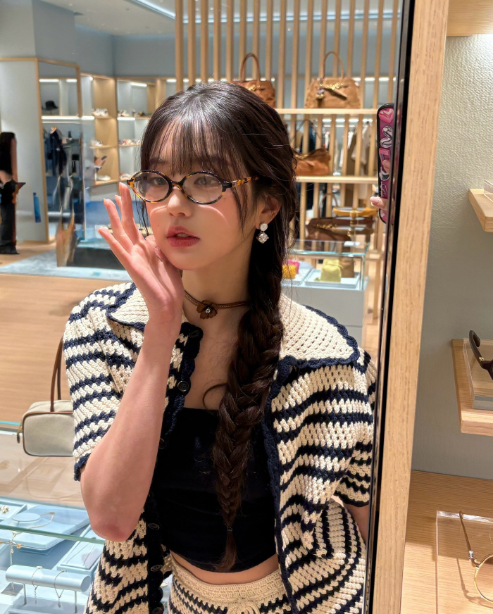 Jang Won-young, beauty that can't be covered by glasses...Lucky Vicky's visual is exploding