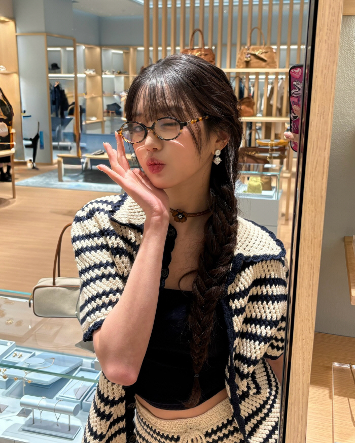 Jang Won-young, beauty that can't be covered by glasses...Lucky Vicky's visual is exploding