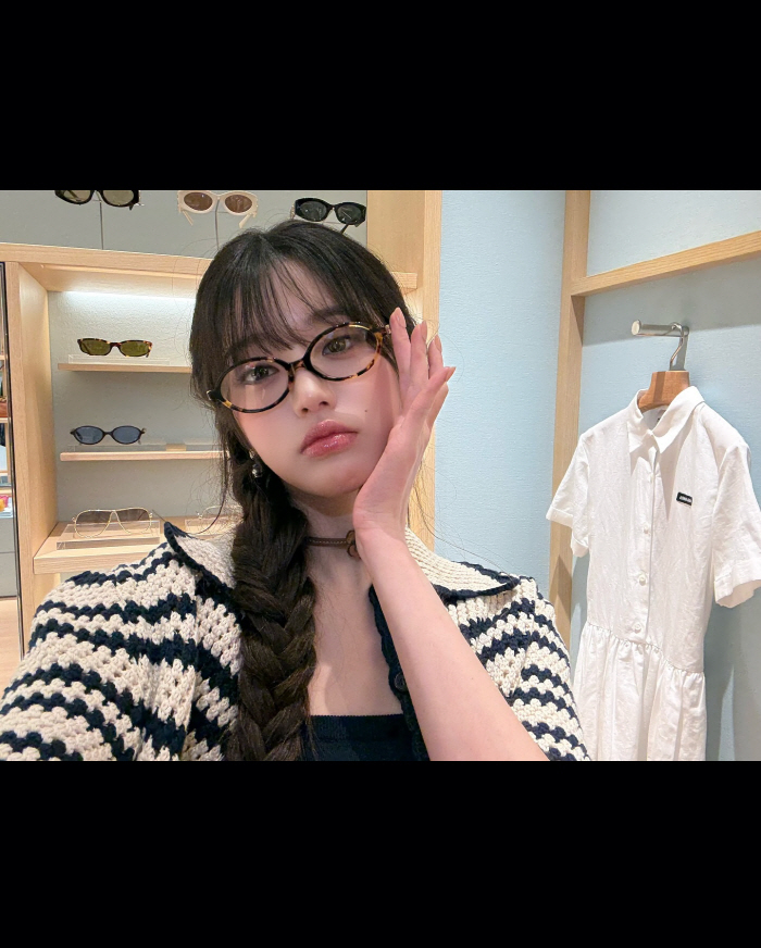 Jang Won-young, beauty that can't be covered by glasses...Lucky Vicky's visual is exploding
