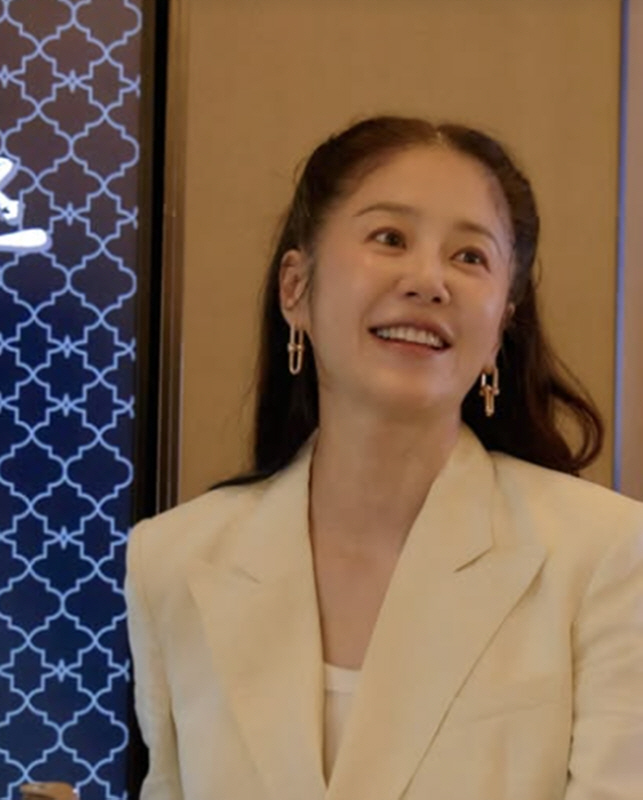Ko Hyun-jung's eight years of living as a daughter-in-law of a chaebol family are different in elegance, and she shines in public appearances