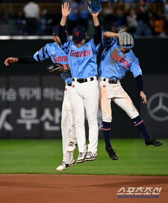 Lotte is agonizing over the first hitter, and why Kim Dong-hyuk in his 20s continues to play, but there is a huge twist hidden