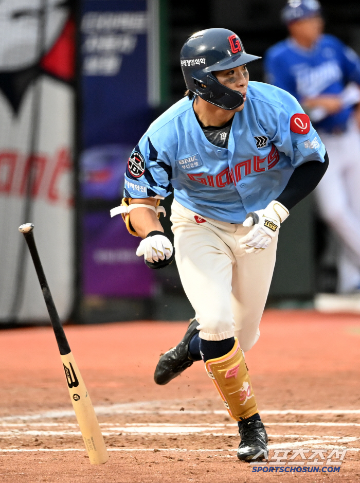 Lotte is agonizing over the first hitter, and why Kim Dong-hyuk in his 20s continues to play, but there is a huge twist hidden