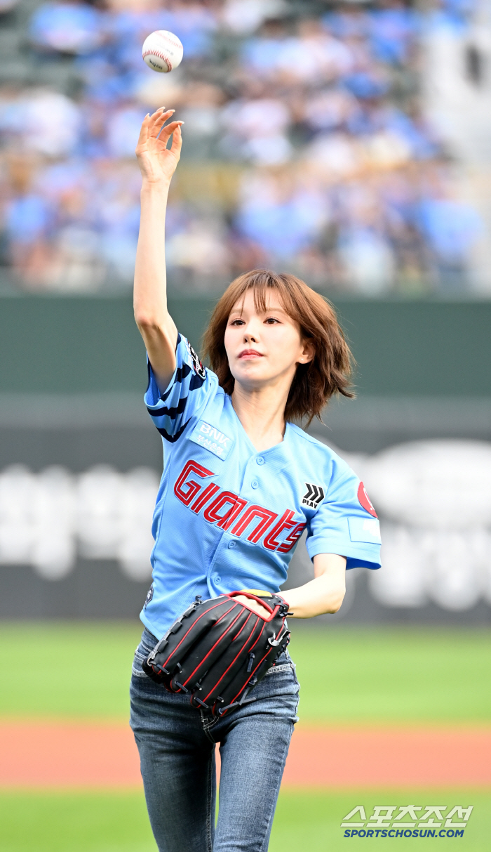 Lotte won 4 games in a row! Victory fairy Wendy's fresh first pitch, Sajik Stadium's brilliant charm 