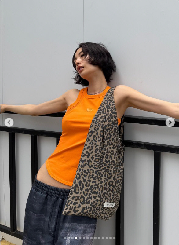 Nana, confident no-bra fashion every day...Confidentness itself