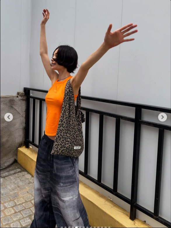 Nana, confident no-bra fashion every day...Confidentness itself