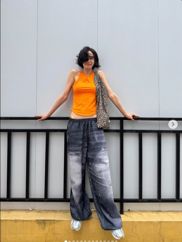 Nana, confident no-bra fashion every day...Confidentness itself