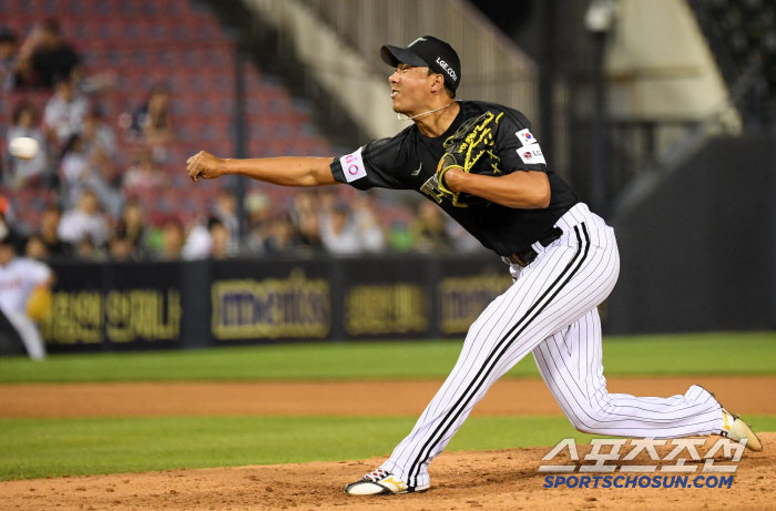 Perfect defense in a bases-loaded crisis, walking with four outs when he can afford it. ERA 20.25 Revival of the Old Hold King