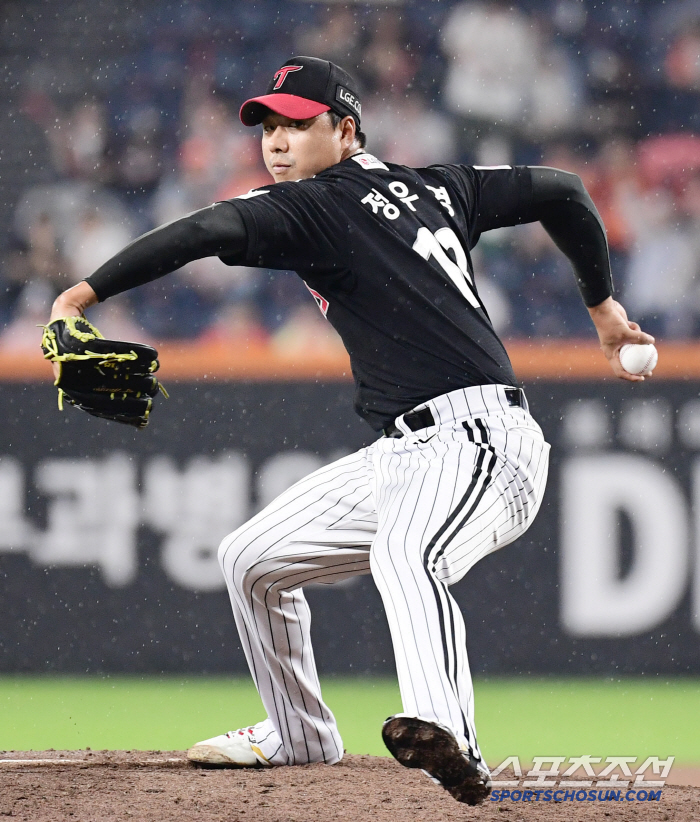 Perfect defense in a bases-loaded crisis, walking with four outs when he can afford it. ERA 20.25 Revival of the Old Hold King