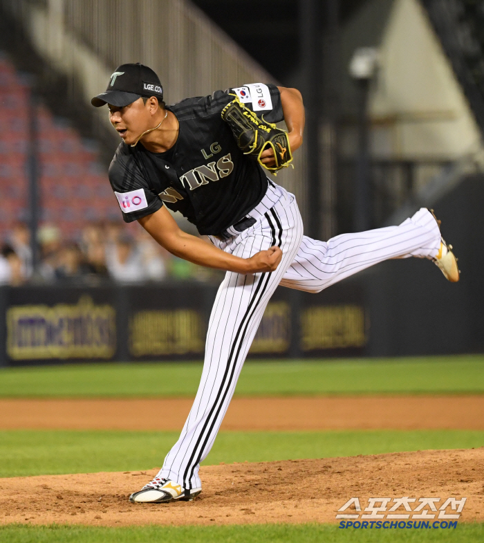 Perfect defense in a bases-loaded crisis, walking with four outs when he can afford it. ERA 20.25 Revival of the Old Hold King