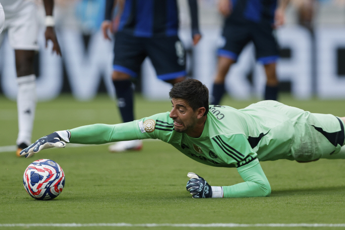 Real Madrid, which played 10 Courtois' good defense show, overpowered Pachuca 31, and won the CWC for the first time 