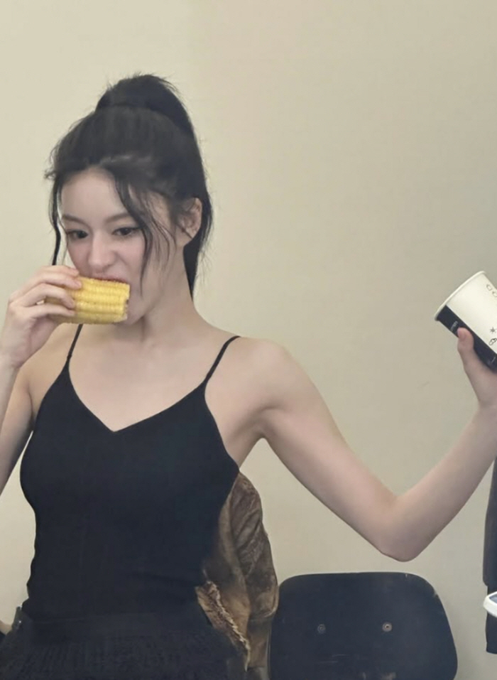  Ko Yoon-jung, the end of self-care..Showing off biceps and triceps muscles while ripping corn