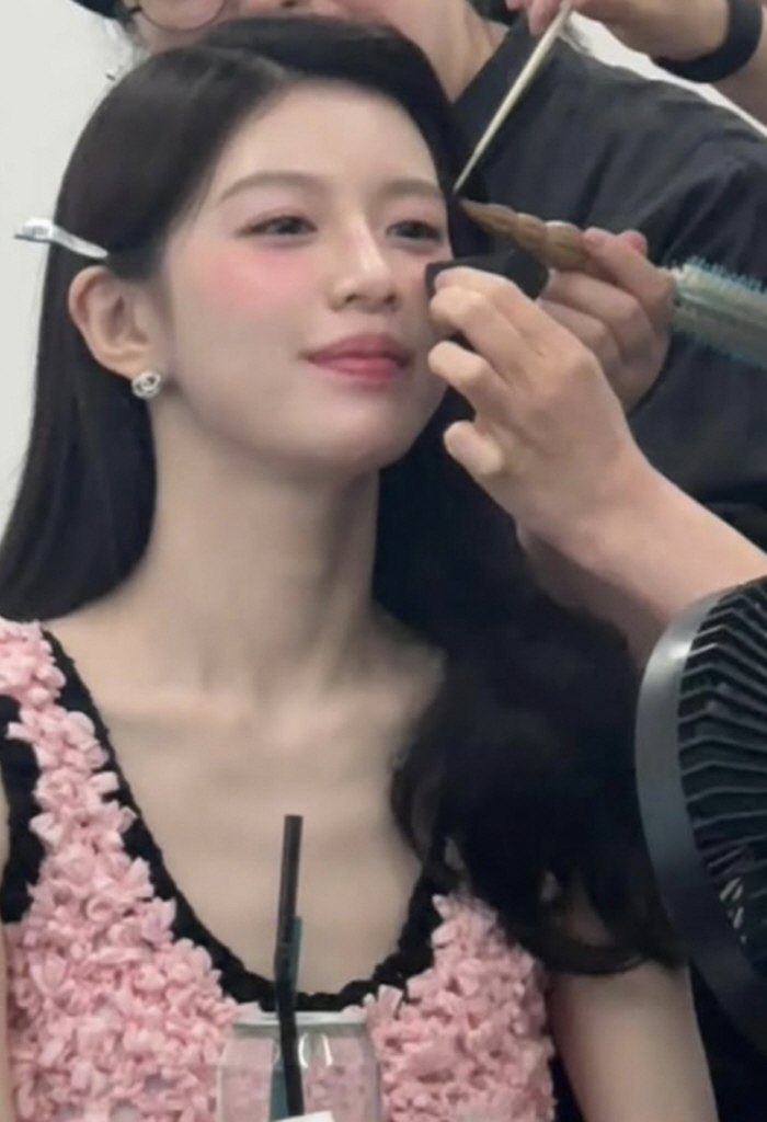  Ko Yoon-jung, the end of self-care..Showing off biceps and triceps muscles while ripping corn